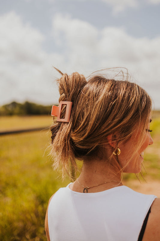 The Scottie Claw Clip in Mellow Peach